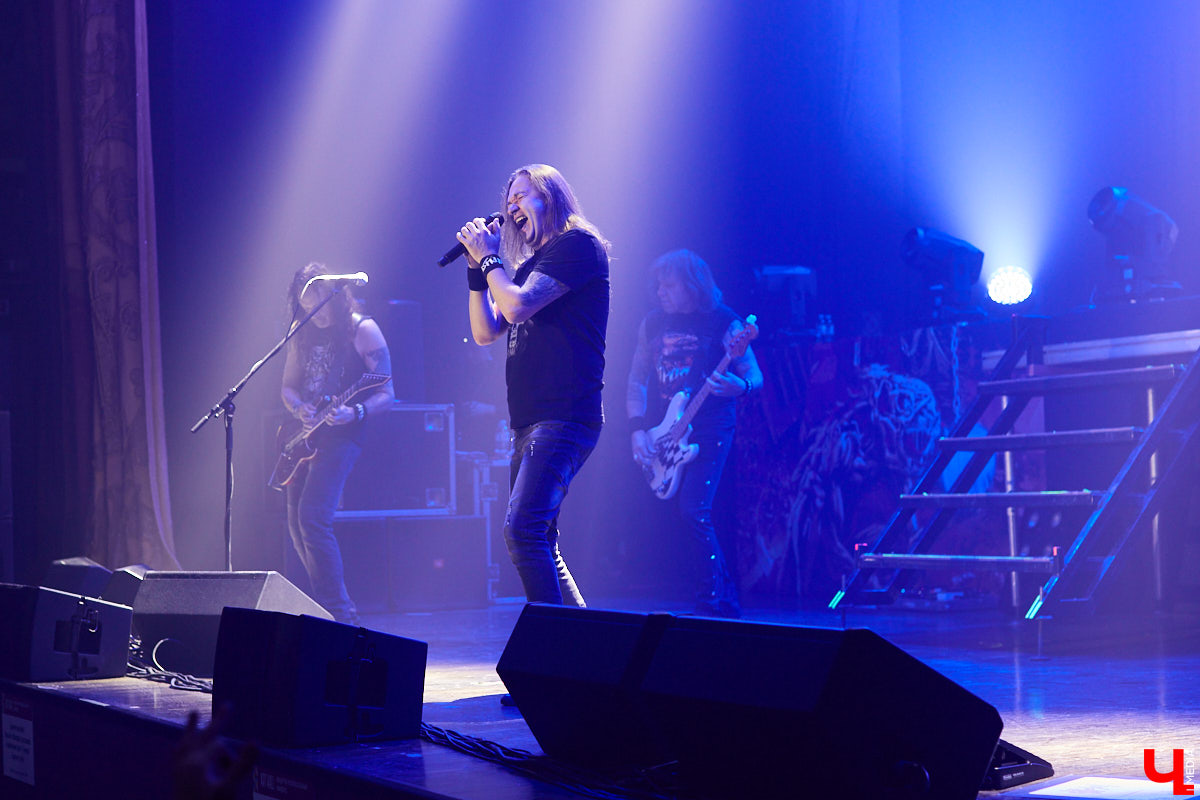 В это нестабильное время приезд во Владимир легенды отечественного хэви-метал группы «Ария» воспринимается как чудо. Но вот музыканты — на сцене Art Hall.