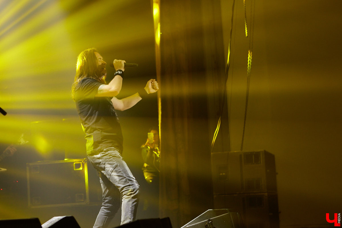 В это нестабильное время приезд во Владимир легенды отечественного хэви-метал группы «Ария» воспринимается как чудо. Но вот музыканты — на сцене Art Hall.