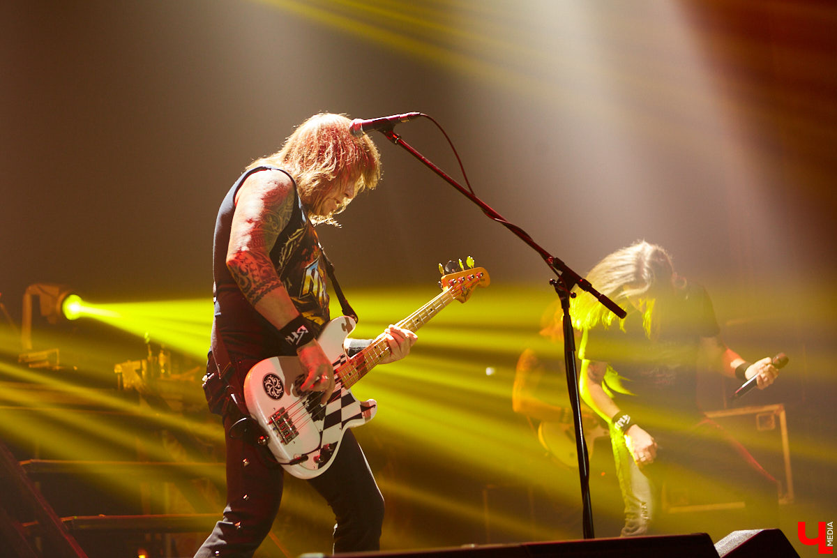 В это нестабильное время приезд во Владимир легенды отечественного хэви-метал группы «Ария» воспринимается как чудо. Но вот музыканты — на сцене Art Hall.