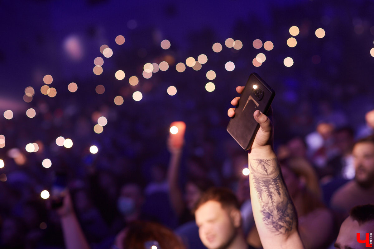 В это нестабильное время приезд во Владимир легенды отечественного хэви-метал группы «Ария» воспринимается как чудо. Но вот музыканты — на сцене Art Hall.