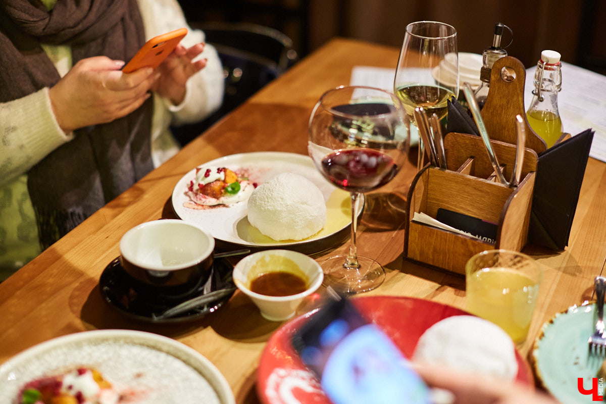 «Налицо падение продаж после объявления о вводе QR-кодов с 15 декабря. Идет массовый отказ по ранее забронированным датам». Рестораторы бьют тревогу. Владимирцы поставили планирование новогодних корпоративов на стоп.