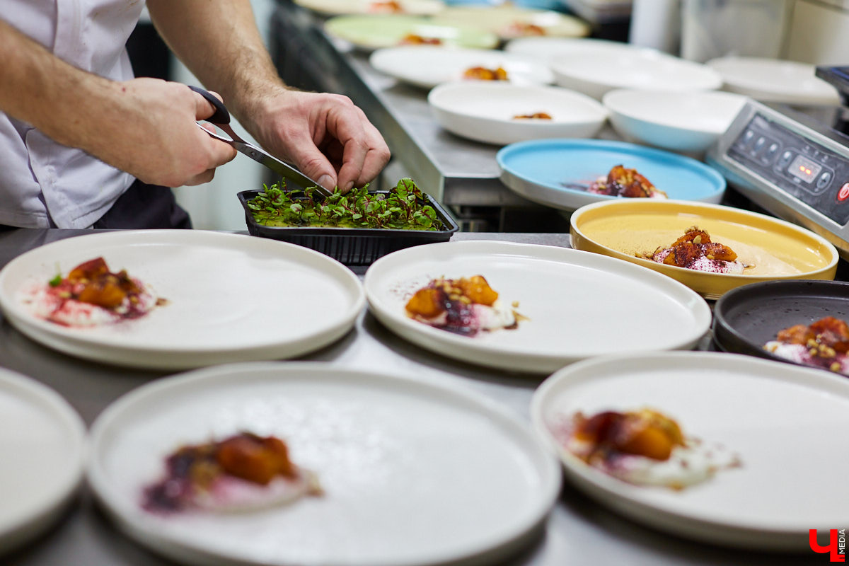 «Налицо падение продаж после объявления о вводе QR-кодов с 15 декабря. Идет массовый отказ по ранее забронированным датам». Рестораторы бьют тревогу. Владимирцы поставили планирование новогодних корпоративов на стоп.