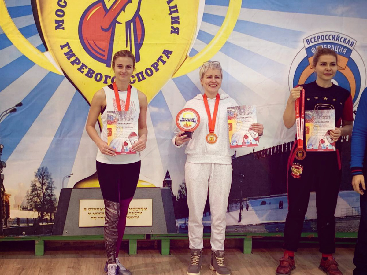 Жонглирование, рывок, длинный цикл... Что-то на мужском и сложном, однако девушки-гиревики разбираются во всем этом ничуть не хуже бородатых суровых сокомандников. «Ключ-Медиа» пообщался с сильными и независимыми, чтобы выяснить, зачем хрупким леди тягать 16-килограммовые гири?