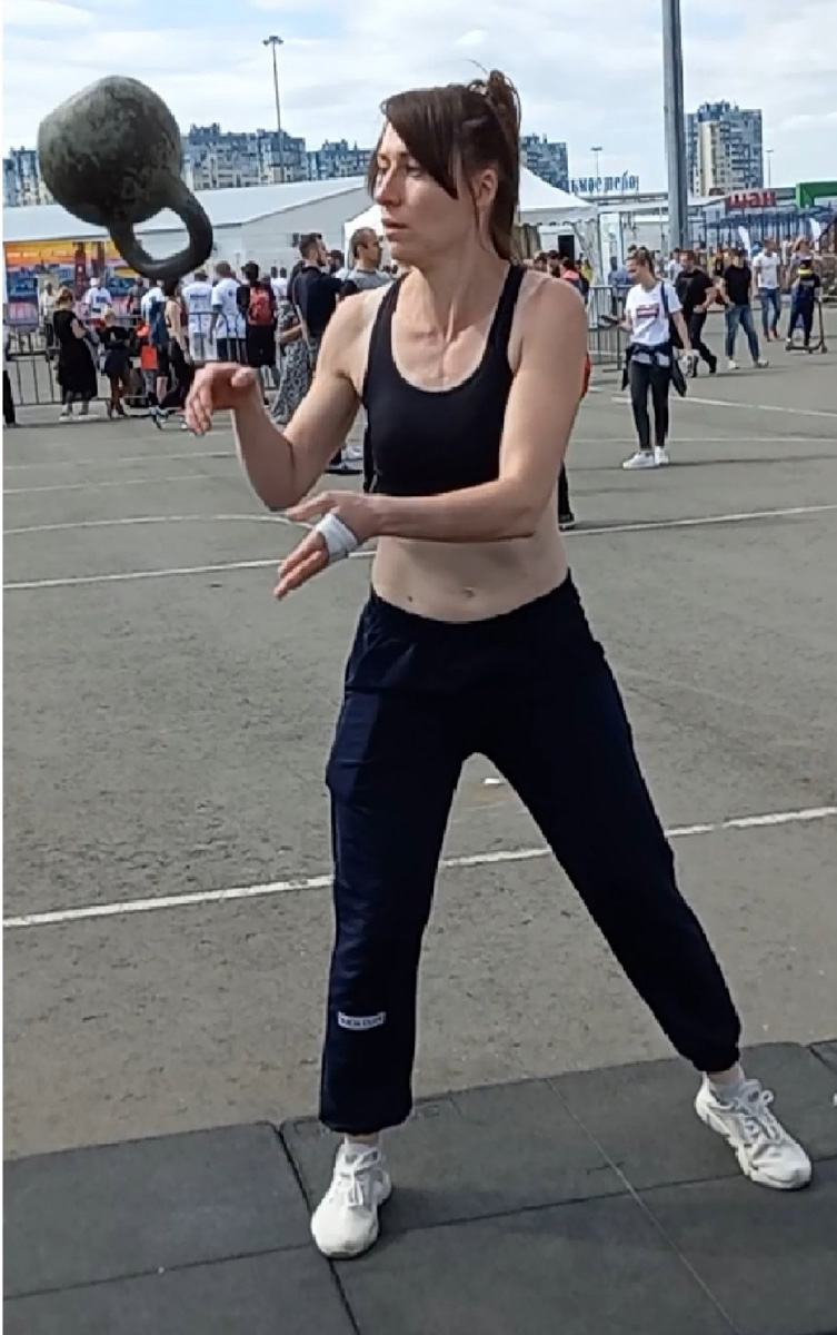 Жонглирование, рывок, длинный цикл... Что-то на мужском и сложном, однако девушки-гиревики разбираются во всем этом ничуть не хуже бородатых суровых сокомандников. «Ключ-Медиа» пообщался с сильными и независимыми, чтобы выяснить, зачем хрупким леди тягать 16-килограммовые гири?