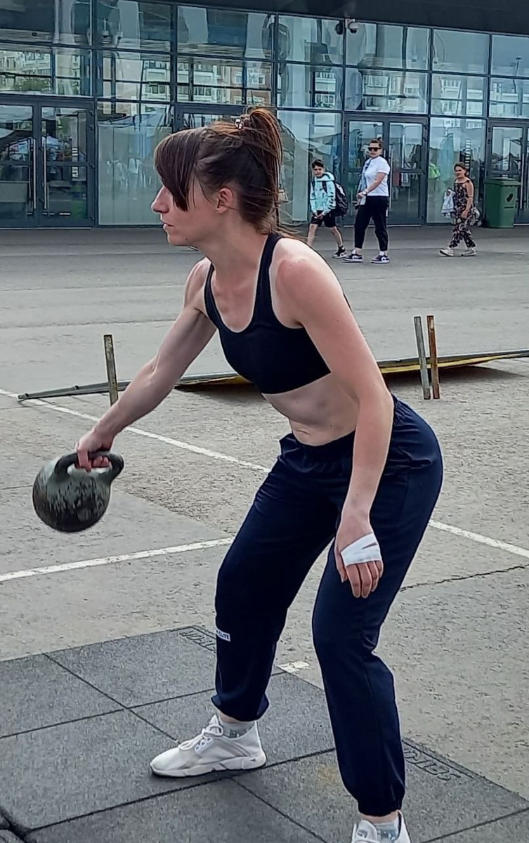 Жонглирование, рывок, длинный цикл... Что-то на мужском и сложном, однако девушки-гиревики разбираются во всем этом ничуть не хуже бородатых суровых сокомандников. «Ключ-Медиа» пообщался с сильными и независимыми, чтобы выяснить, зачем хрупким леди тягать 16-килограммовые гири?