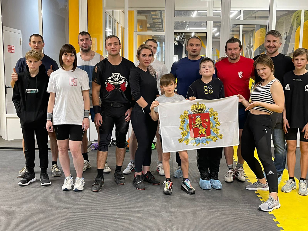 Жонглирование, рывок, длинный цикл... Что-то на мужском и сложном, однако девушки-гиревики разбираются во всем этом ничуть не хуже бородатых суровых сокомандников. «Ключ-Медиа» пообщался с сильными и независимыми, чтобы выяснить, зачем хрупким леди тягать 16-килограммовые гири?