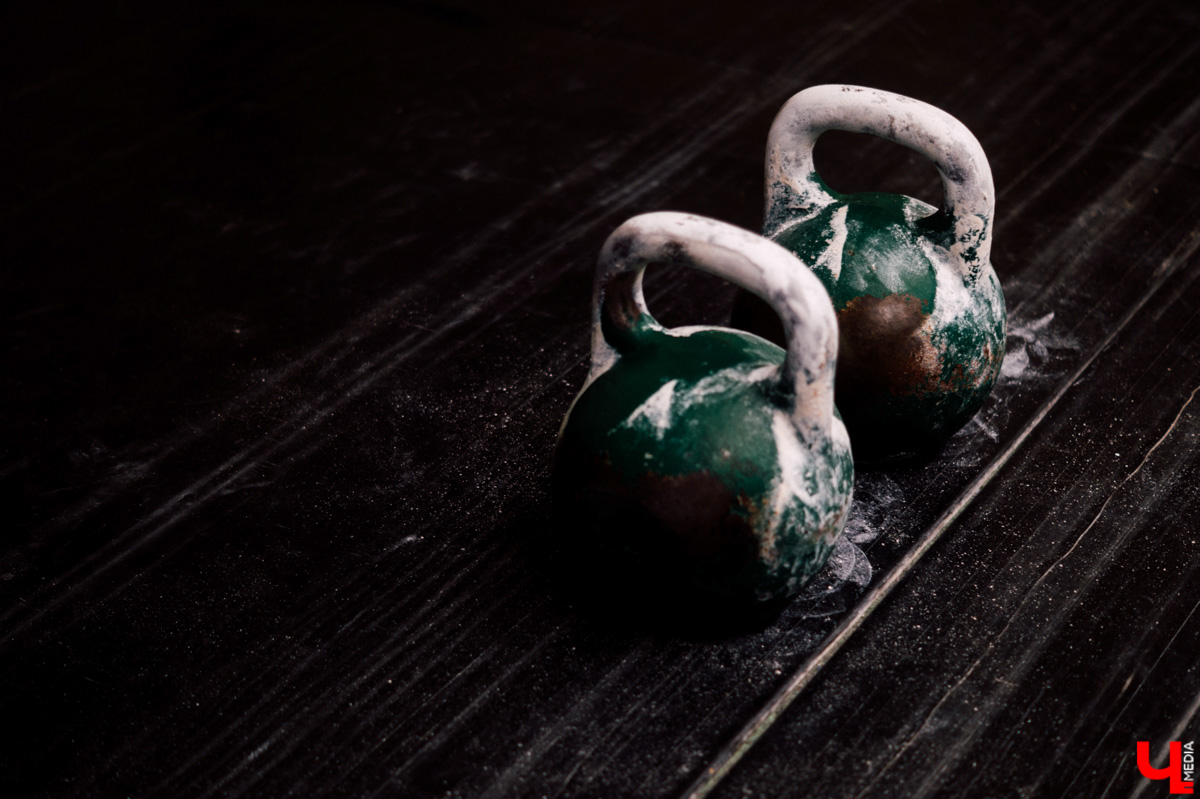 Жонглирование, рывок, длинный цикл... Что-то на мужском и сложном, однако девушки-гиревики разбираются во всем этом ничуть не хуже бородатых суровых сокомандников. «Ключ-Медиа» пообщался с сильными и независимыми, чтобы выяснить, зачем хрупким леди тягать 16-килограммовые гири?