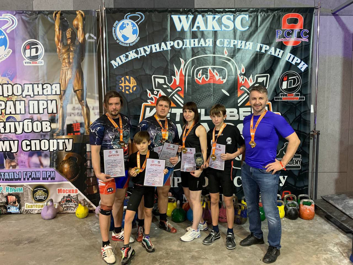 Жонглирование, рывок, длинный цикл... Что-то на мужском и сложном, однако девушки-гиревики разбираются во всем этом ничуть не хуже бородатых суровых сокомандников. «Ключ-Медиа» пообщался с сильными и независимыми, чтобы выяснить, зачем хрупким леди тягать 16-килограммовые гири?