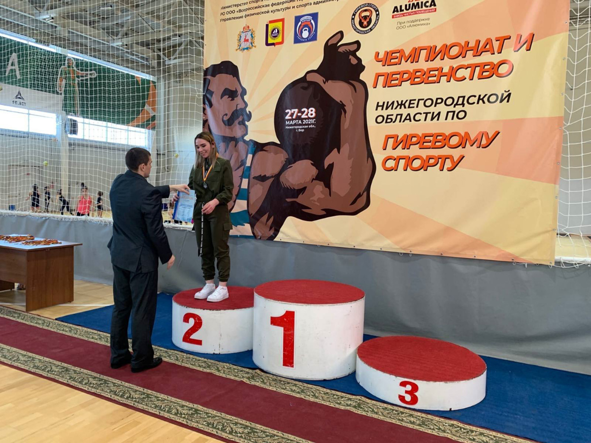 Жонглирование, рывок, длинный цикл... Что-то на мужском и сложном, однако девушки-гиревики разбираются во всем этом ничуть не хуже бородатых суровых сокомандников. «Ключ-Медиа» пообщался с сильными и независимыми, чтобы выяснить, зачем хрупким леди тягать 16-килограммовые гири?