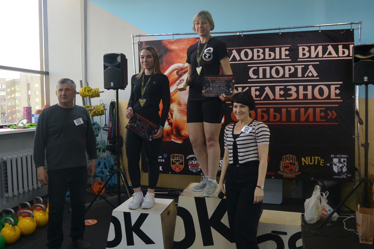 Жонглирование, рывок, длинный цикл... Что-то на мужском и сложном, однако девушки-гиревики разбираются во всем этом ничуть не хуже бородатых суровых сокомандников. «Ключ-Медиа» пообщался с сильными и независимыми, чтобы выяснить, зачем хрупким леди тягать 16-килограммовые гири?