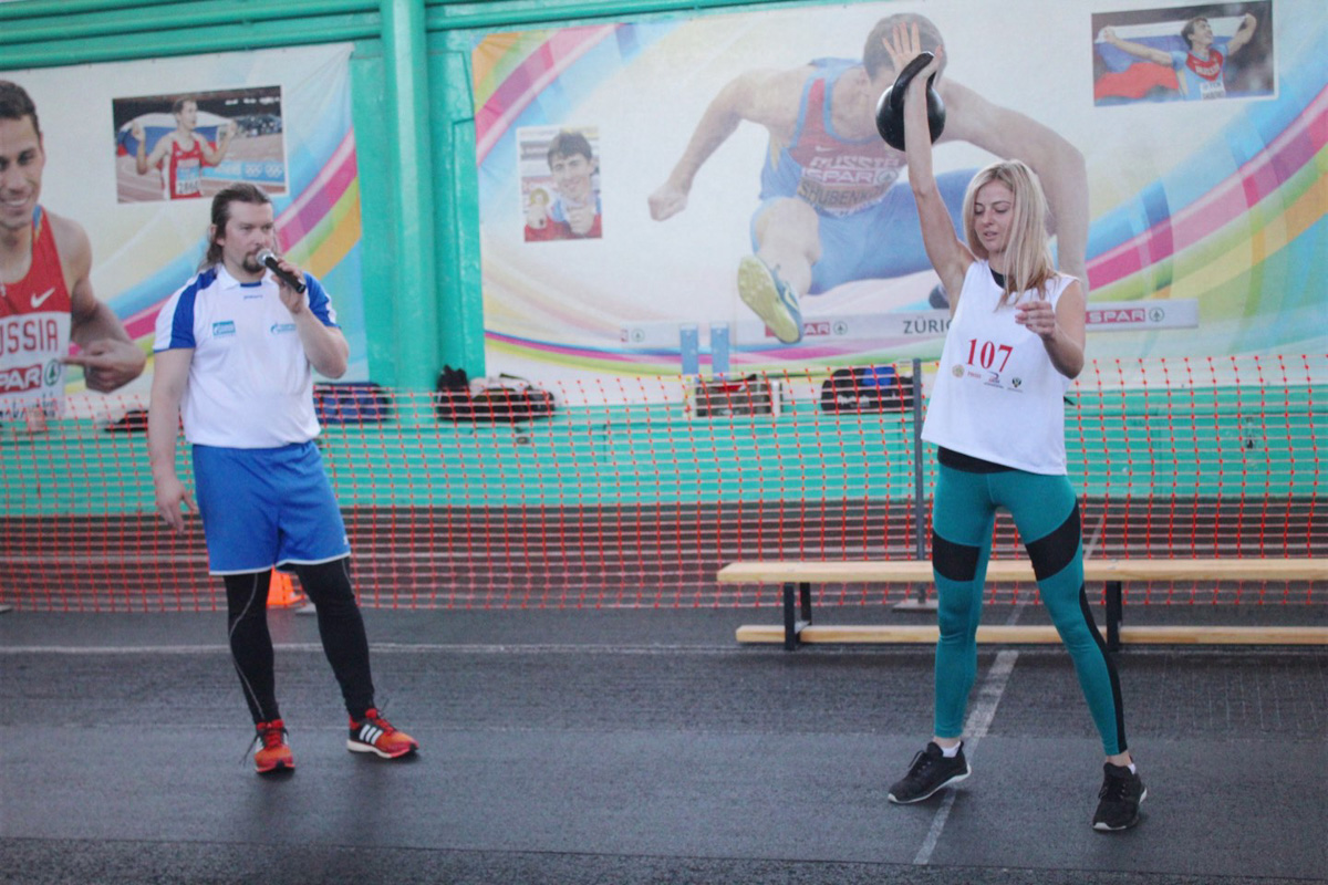 Жонглирование, рывок, длинный цикл... Что-то на мужском и сложном, однако девушки-гиревики разбираются во всем этом ничуть не хуже бородатых суровых сокомандников. «Ключ-Медиа» пообщался с сильными и независимыми, чтобы выяснить, зачем хрупким леди тягать 16-килограммовые гири?