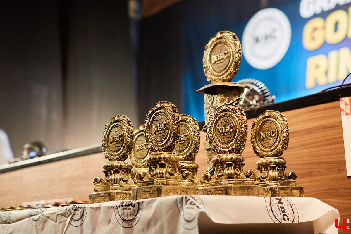 Бодибилдинг – особый мир рельефных мышц, идеальной бронзовой кожи и нереально отточенных пропорций тела. Приобщиться к нему владимирцы могли 13 ноября на турнире по бодибилдингу «Grand Prix Golden Ring 2021», который был организован в Art Hall.