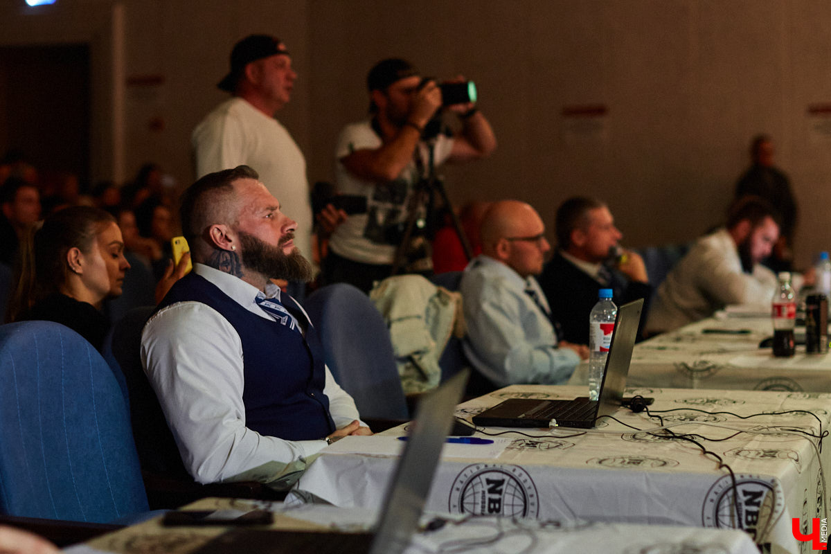 Бодибилдинг – особый мир рельефных мышц, идеальной бронзовой кожи и нереально отточенных пропорций тела. Приобщиться к нему владимирцы могли 13 ноября на турнире по бодибилдингу «Grand Prix Golden Ring 2021», который был организован в Art Hall.