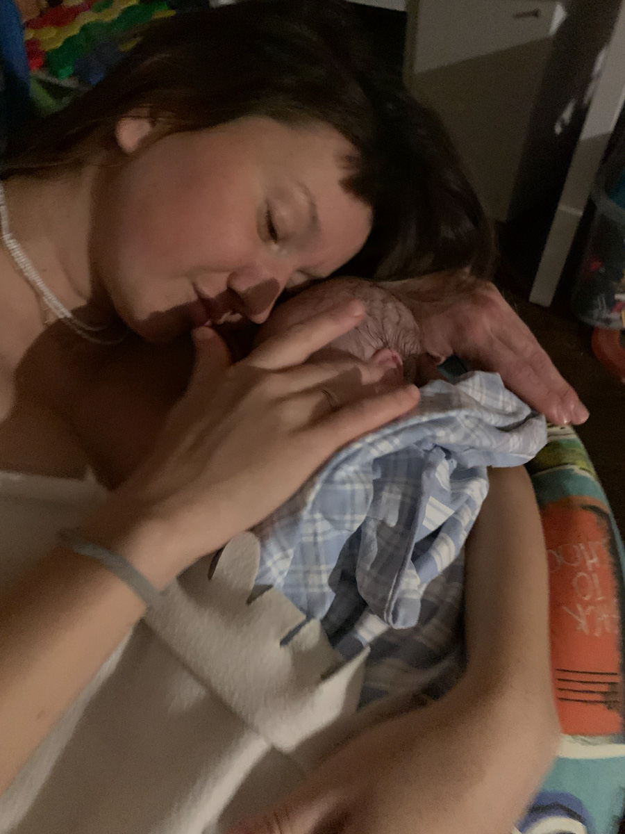 Появление на свет новой жизни — лучшее событие для каждых родителей. А можно ли супругам проходить этот путь вместе? Да, и некоторые владимирские пары избрали партнерские домашние роды. Историями важного процесса с «Ключ-Медиа» поделились две героини.