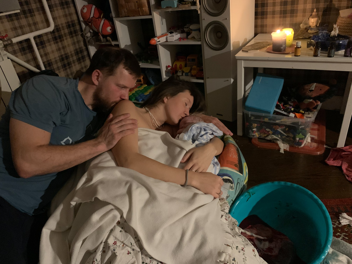 Появление на свет новой жизни — лучшее событие для каждых родителей. А можно ли супругам проходить этот путь вместе? Да, и некоторые владимирские пары избрали партнерские домашние роды. Историями важного процесса с «Ключ-Медиа» поделились две героини.