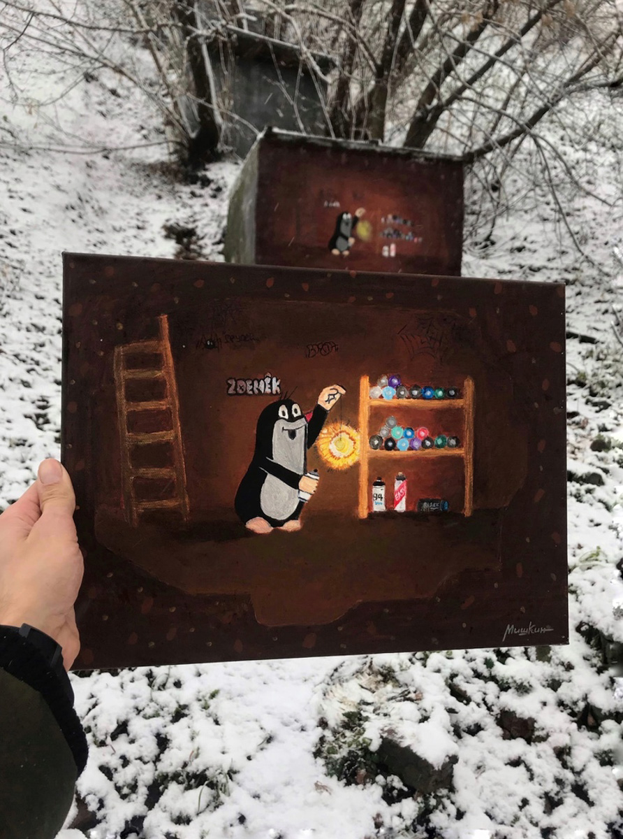 Известный во Владимире уличный художник Мишкин создал новую уличную работу. Изображение крота, который спрятал краски на зиму, появилось внизу центральной смотровой площадки. Таким образом автор закрыл для себя сезон и попрощался со всеми до весны. 