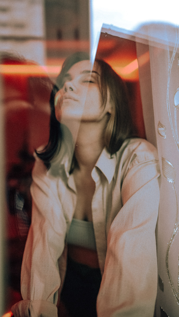 Дарье Мингуловой двадцать два, она - фотограф. Первые свои снимки девушка сделала в 14 лет и на сегодняшний день прошла непростой путь от новичковых фотосессий за 200 рублей до самобытных авторских работ в неоне.