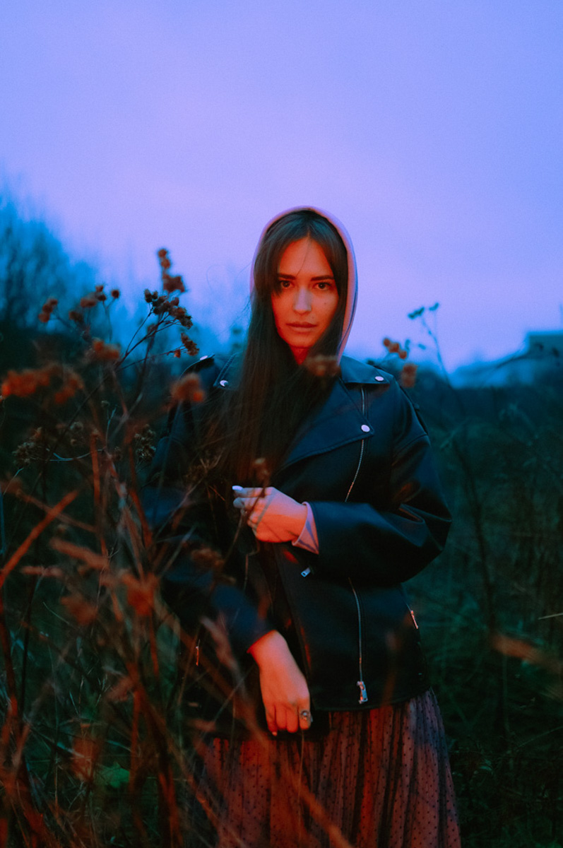 Дарье Мингуловой двадцать два, она - фотограф. Первые свои снимки девушка сделала в 14 лет и на сегодняшний день прошла непростой путь от новичковых фотосессий за 200 рублей до самобытных авторских работ в неоне.