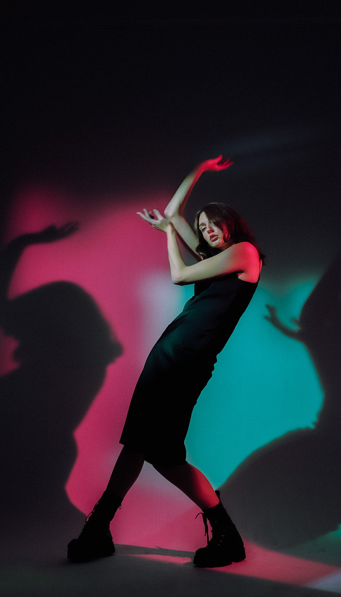 Дарье Мингуловой двадцать два, она - фотограф. Первые свои снимки девушка сделала в 14 лет и на сегодняшний день прошла непростой путь от новичковых фотосессий за 200 рублей до самобытных авторских работ в неоне.