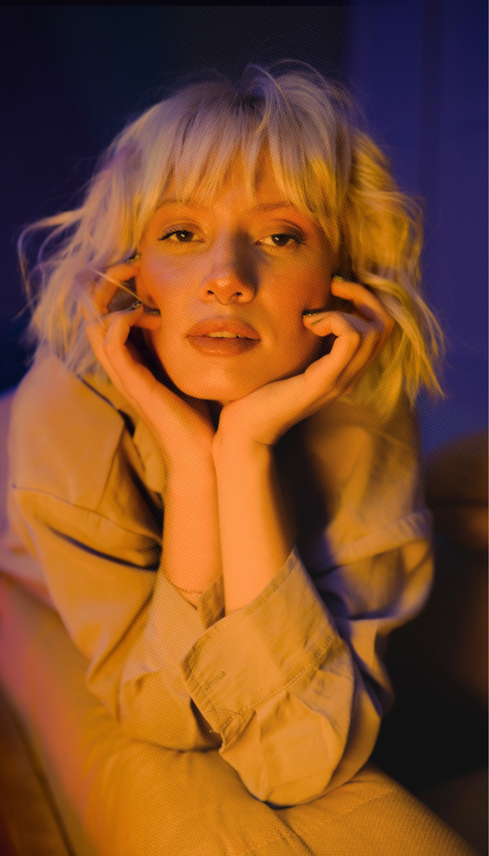 Дарье Мингуловой двадцать два, она - фотограф. Первые свои снимки девушка сделала в 14 лет и на сегодняшний день прошла непростой путь от новичковых фотосессий за 200 рублей до самобытных авторских работ в неоне.