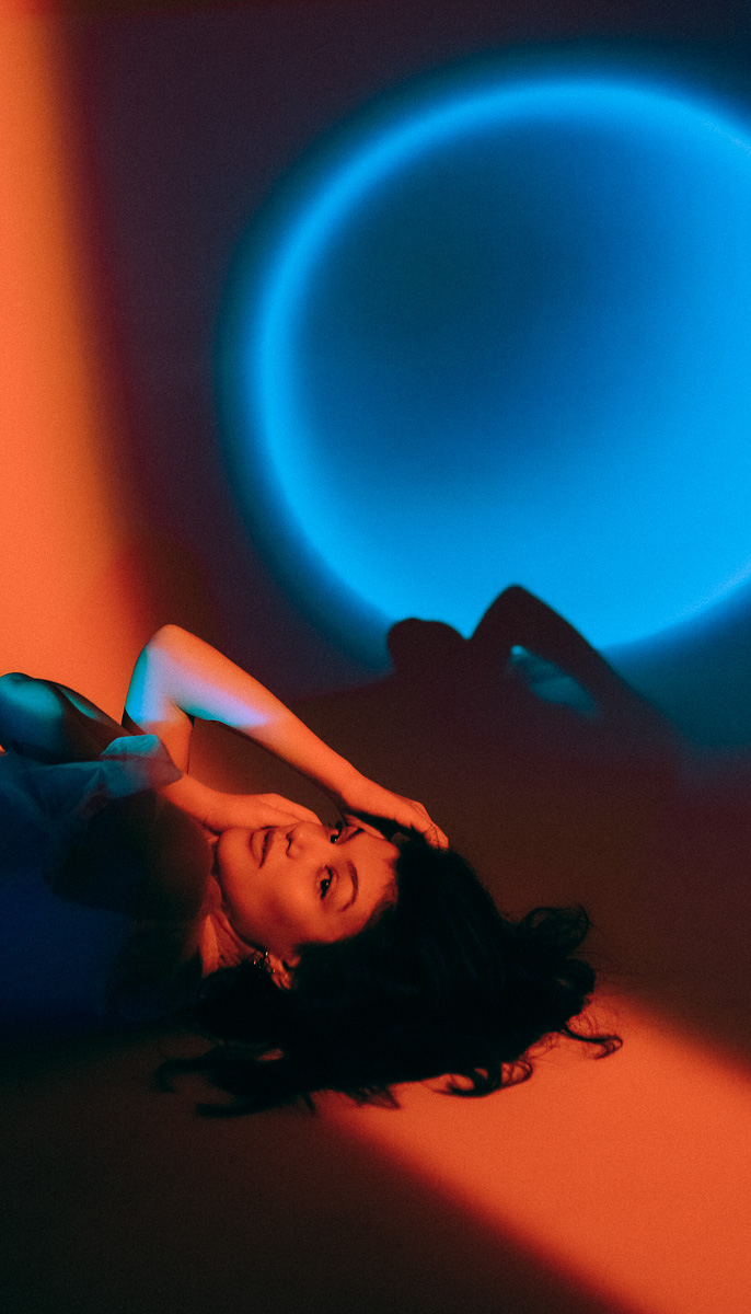 Дарье Мингуловой двадцать два, она - фотограф. Первые свои снимки девушка сделала в 14 лет и на сегодняшний день прошла непростой путь от новичковых фотосессий за 200 рублей до самобытных авторских работ в неоне.