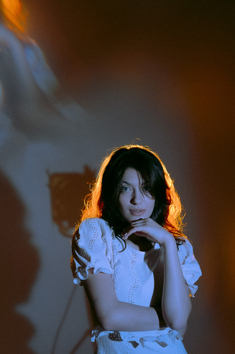 Дарье Мингуловой двадцать два, она - фотограф. Первые свои снимки девушка сделала в 14 лет и на сегодняшний день прошла непростой путь от новичковых фотосессий за 200 рублей до самобытных авторских работ в неоне.