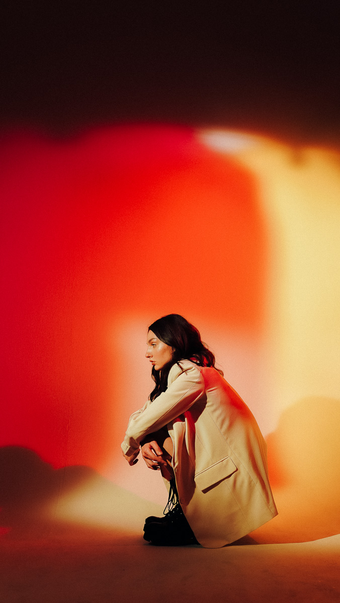 Дарье Мингуловой двадцать два, она - фотограф. Первые свои снимки девушка сделала в 14 лет и на сегодняшний день прошла непростой путь от новичковых фотосессий за 200 рублей до самобытных авторских работ в неоне.