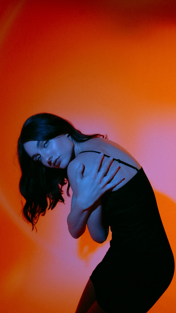 Дарье Мингуловой двадцать два, она - фотограф. Первые свои снимки девушка сделала в 14 лет и на сегодняшний день прошла непростой путь от новичковых фотосессий за 200 рублей до самобытных авторских работ в неоне.