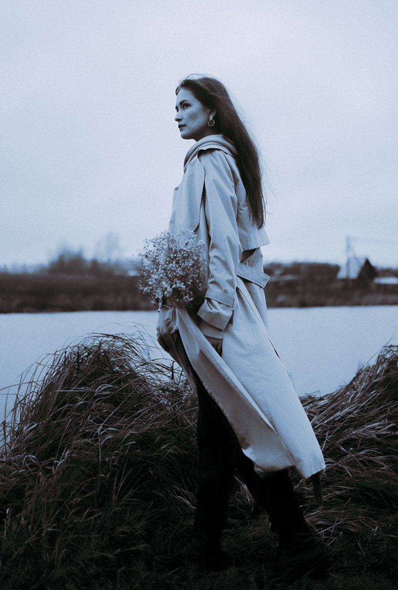 Дарье Мингуловой двадцать два, она - фотограф. Первые свои снимки девушка сделала в 14 лет и на сегодняшний день прошла непростой путь от новичковых фотосессий за 200 рублей до самобытных авторских работ в неоне.