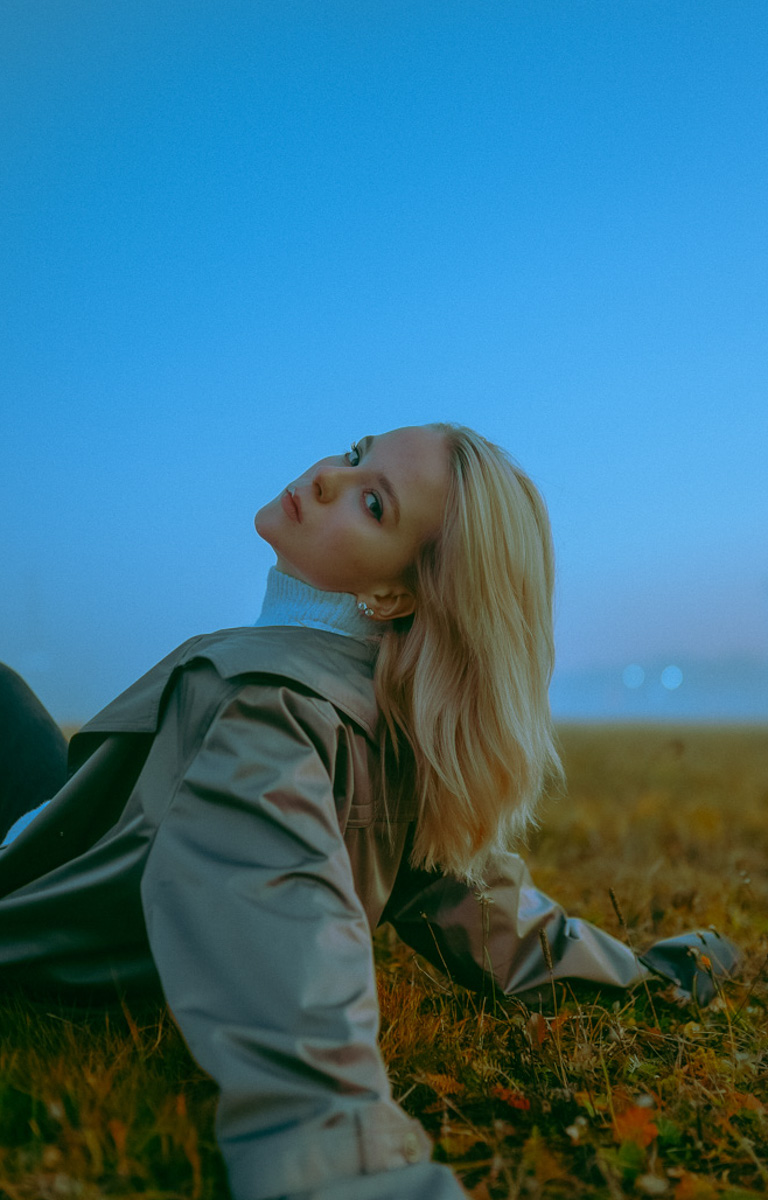 Дарье Мингуловой двадцать два, она - фотограф. Первые свои снимки девушка сделала в 14 лет и на сегодняшний день прошла непростой путь от новичковых фотосессий за 200 рублей до самобытных авторских работ в неоне.