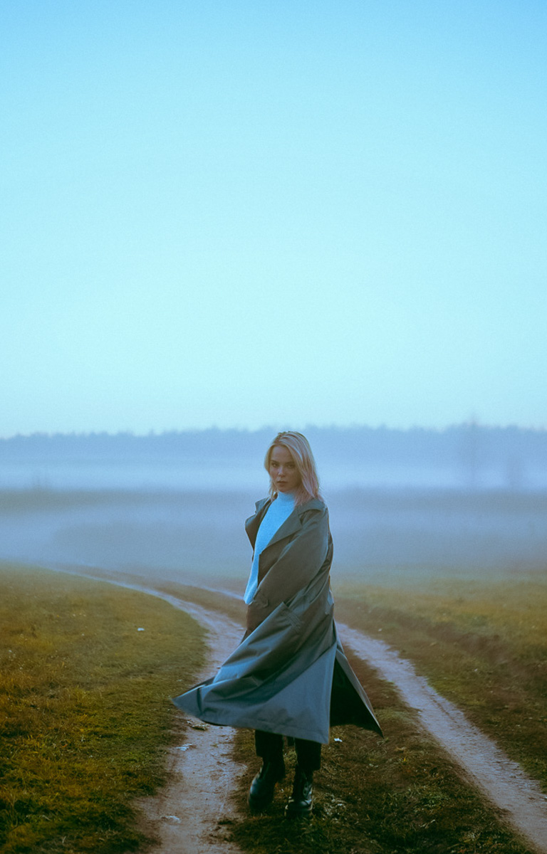 Дарье Мингуловой двадцать два, она - фотограф. Первые свои снимки девушка сделала в 14 лет и на сегодняшний день прошла непростой путь от новичковых фотосессий за 200 рублей до самобытных авторских работ в неоне.