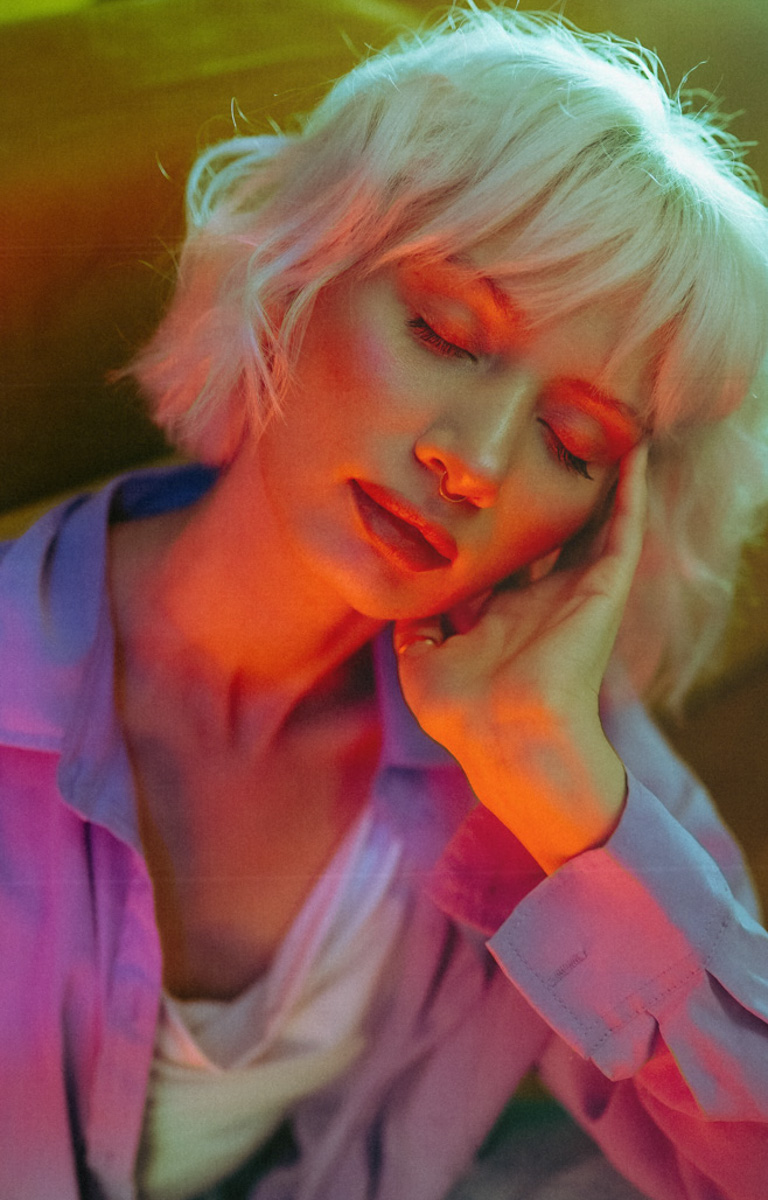 Дарье Мингуловой двадцать два, она - фотограф. Первые свои снимки девушка сделала в 14 лет и на сегодняшний день прошла непростой путь от новичковых фотосессий за 200 рублей до самобытных авторских работ в неоне.