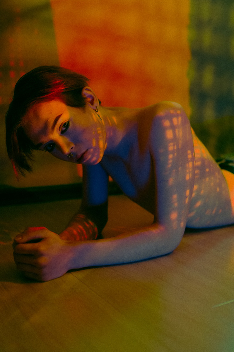 Дарье Мингуловой двадцать два, она - фотограф. Первые свои снимки девушка сделала в 14 лет и на сегодняшний день прошла непростой путь от новичковых фотосессий за 200 рублей до самобытных авторских работ в неоне.