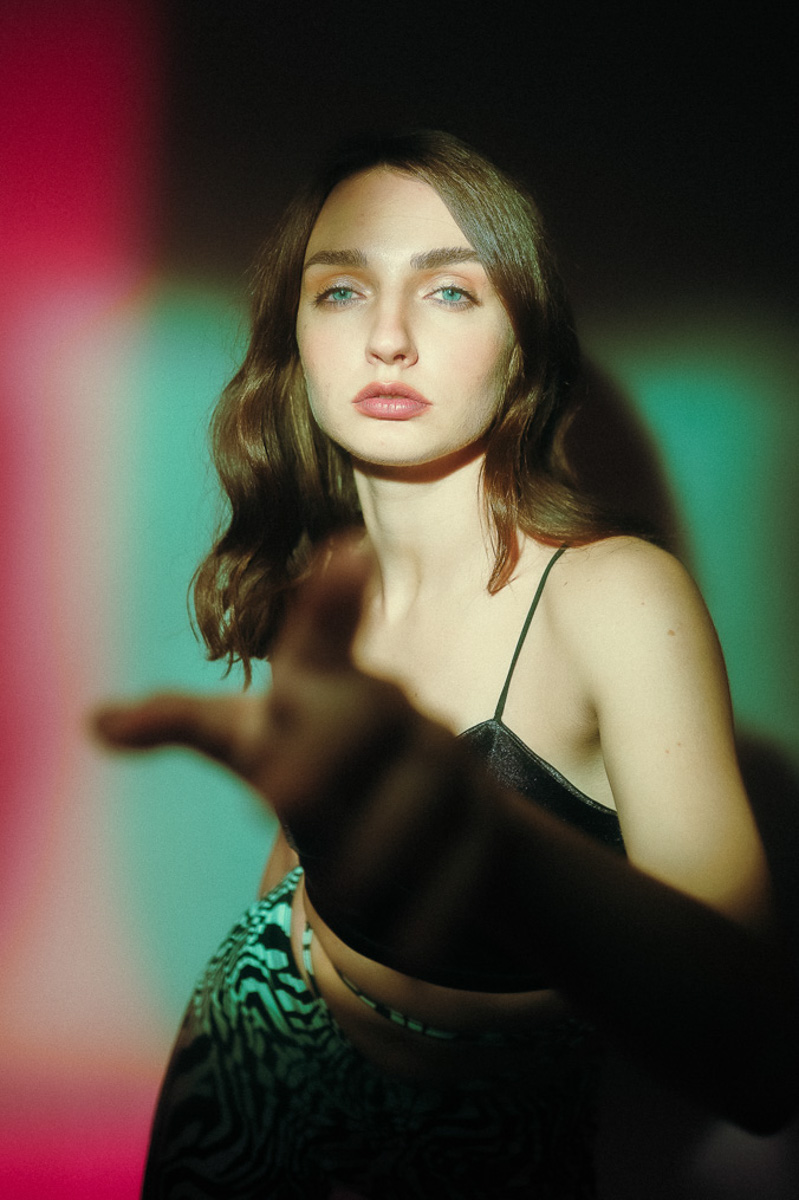 Дарье Мингуловой двадцать два, она - фотограф. Первые свои снимки девушка сделала в 14 лет и на сегодняшний день прошла непростой путь от новичковых фотосессий за 200 рублей до самобытных авторских работ в неоне.