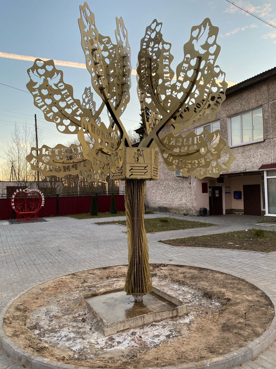 Вешать свадебные замки на обычные мосты нежелательно. Во Владимире и области достаточно арт-объектов, где можно легально оставить символ своей любви. Рассказываем, где они находятся.