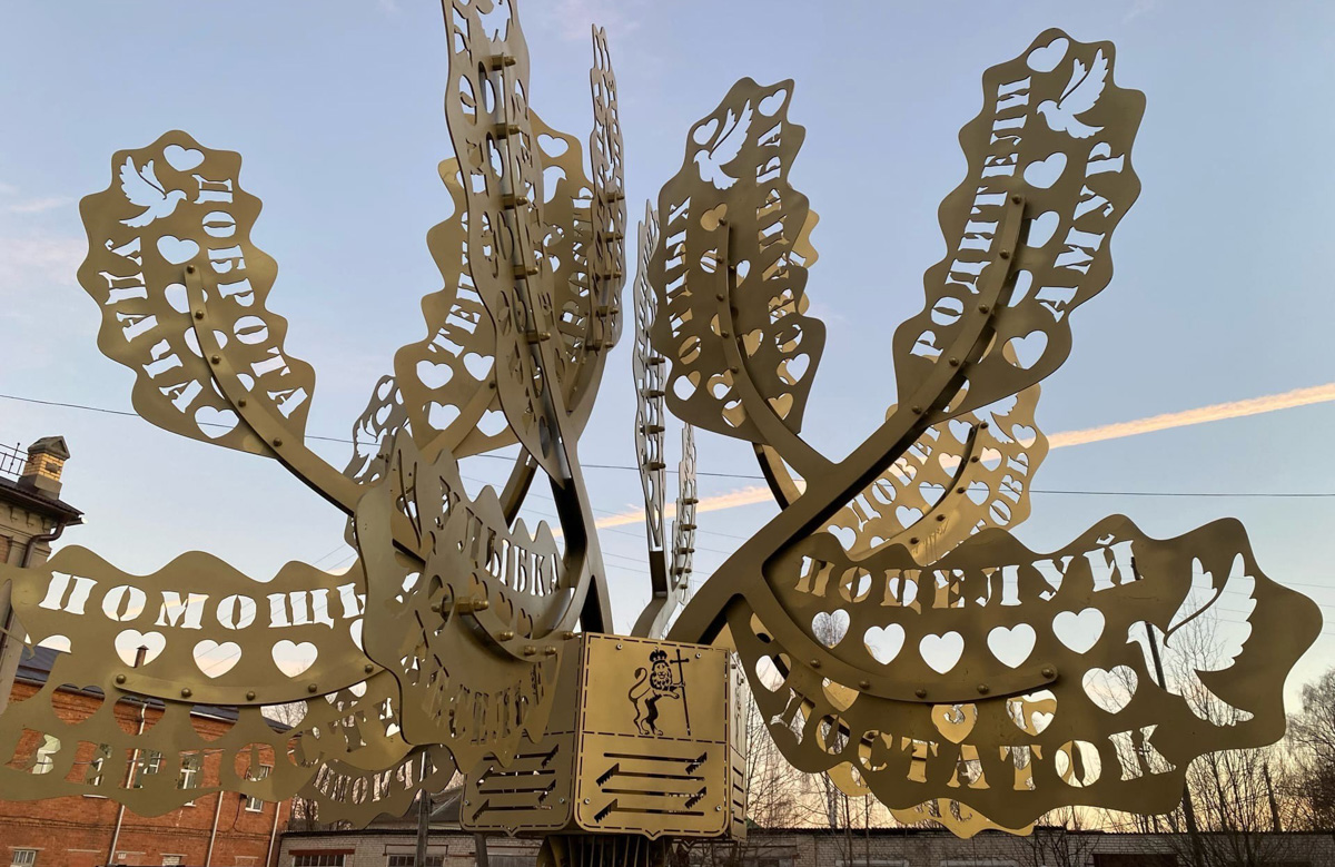 Вешать свадебные замки на обычные мосты нежелательно. Во Владимире и области достаточно арт-объектов, где можно легально оставить символ своей любви. Рассказываем, где они находятся.