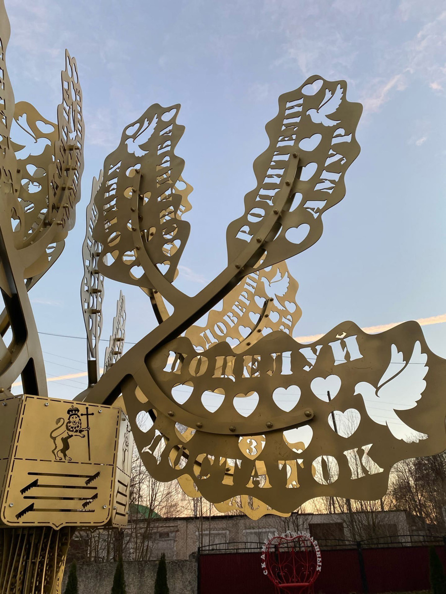 Вешать свадебные замки на обычные мосты нежелательно. Во Владимире и области достаточно арт-объектов, где можно легально оставить символ своей любви. Рассказываем, где они находятся.