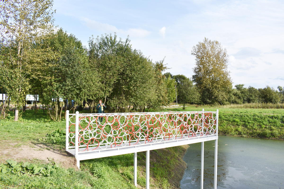 Вешать свадебные замки на обычные мосты нежелательно. Во Владимире и области достаточно арт-объектов, где можно легально оставить символ своей любви. Рассказываем, где они находятся.