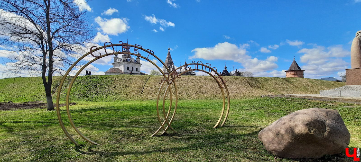Вешать свадебные замки на обычные мосты нежелательно. Во Владимире и области достаточно арт-объектов, где можно легально оставить символ своей любви. Рассказываем, где они находятся.