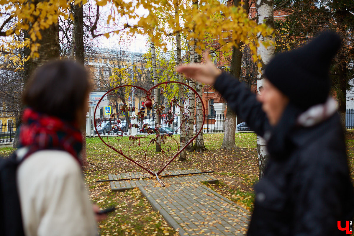 Вешать свадебные замки на обычные мосты нежелательно. Во Владимире и области достаточно арт-объектов, где можно легально оставить символ своей любви. Рассказываем, где они находятся.