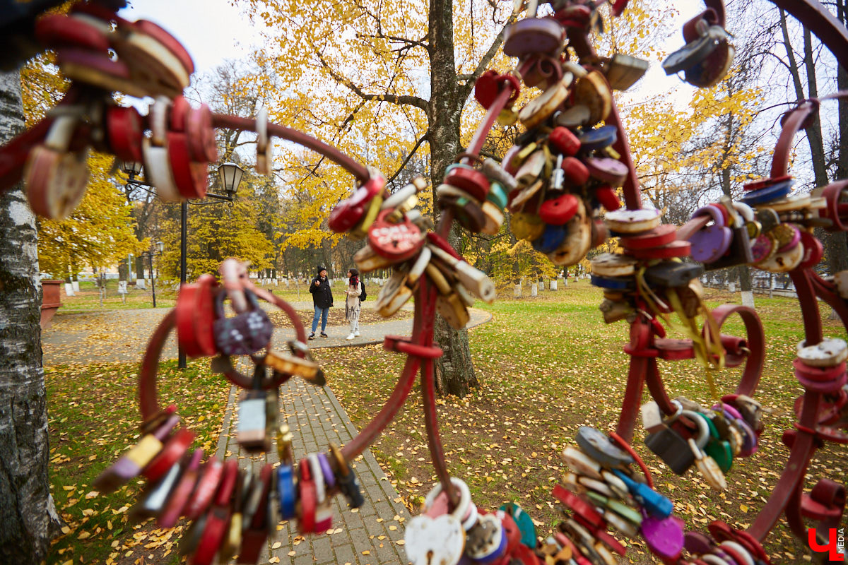 Вешать свадебные замки на обычные мосты нежелательно. Во Владимире и области достаточно арт-объектов, где можно легально оставить символ своей любви. Рассказываем, где они находятся.