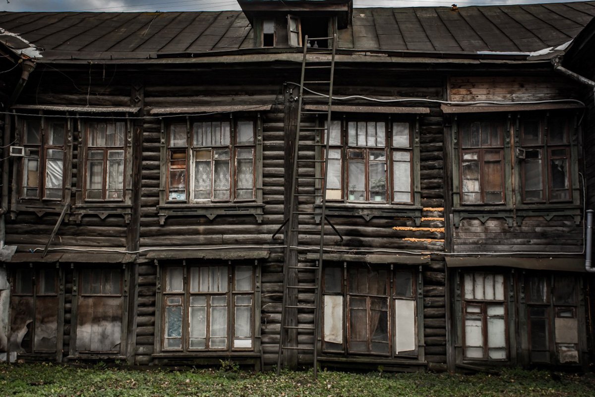 В конце октября паблик «Подслушано во Владимире» собрал масштабные охваты благодаря посту, который предложил местный фотограф Даниил Городничев. На атмосферных снимках старые дома улицы Хирурга Орлова: деревянные, но до сих пор жилые, представители городской архитектуры привлекли внимание пользователей.