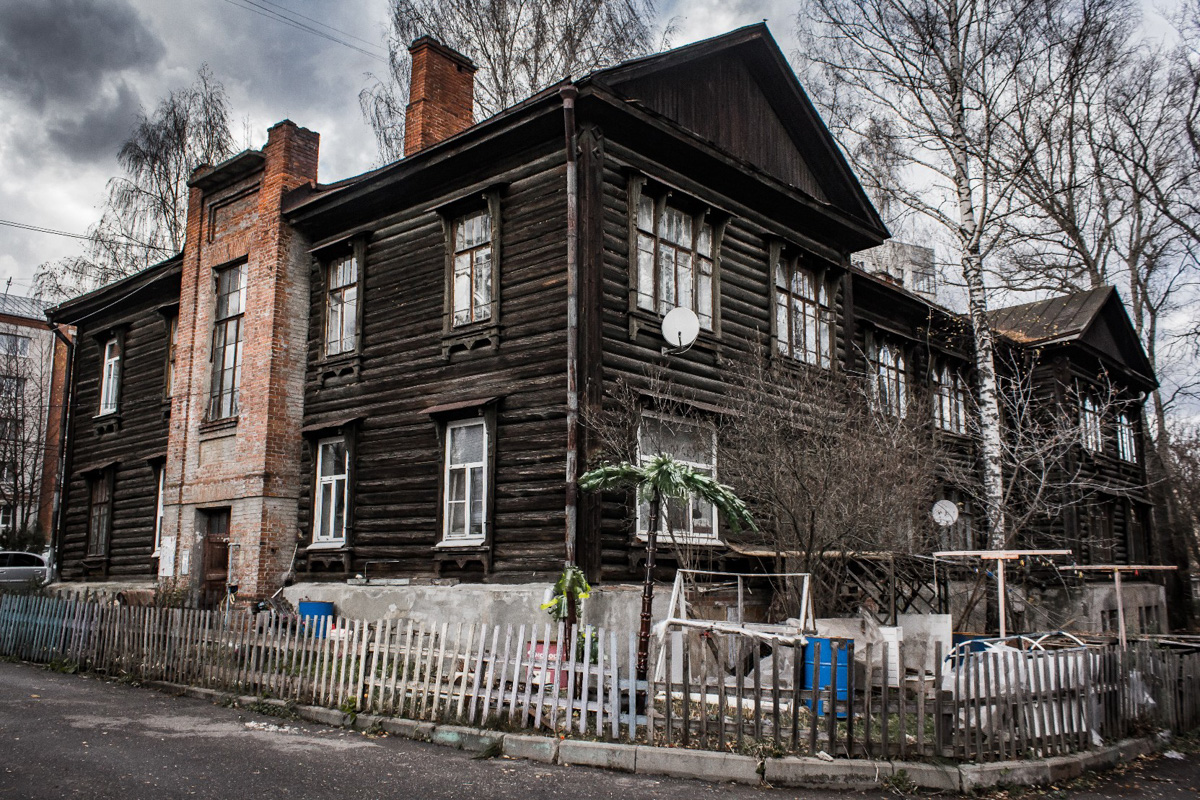 В конце октября паблик «Подслушано во Владимире» собрал масштабные охваты благодаря посту, который предложил местный фотограф Даниил Городничев. На атмосферных снимках старые дома улицы Хирурга Орлова: деревянные, но до сих пор жилые, представители городской архитектуры привлекли внимание пользователей.