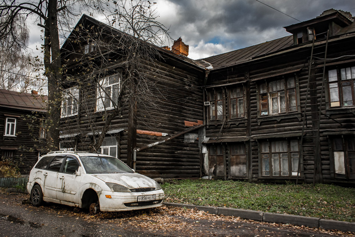 В конце октября паблик «Подслушано во Владимире» собрал масштабные охваты благодаря посту, который предложил местный фотограф Даниил Городничев. На атмосферных снимках старые дома улицы Хирурга Орлова: деревянные, но до сих пор жилые, представители городской архитектуры привлекли внимание пользователей.
