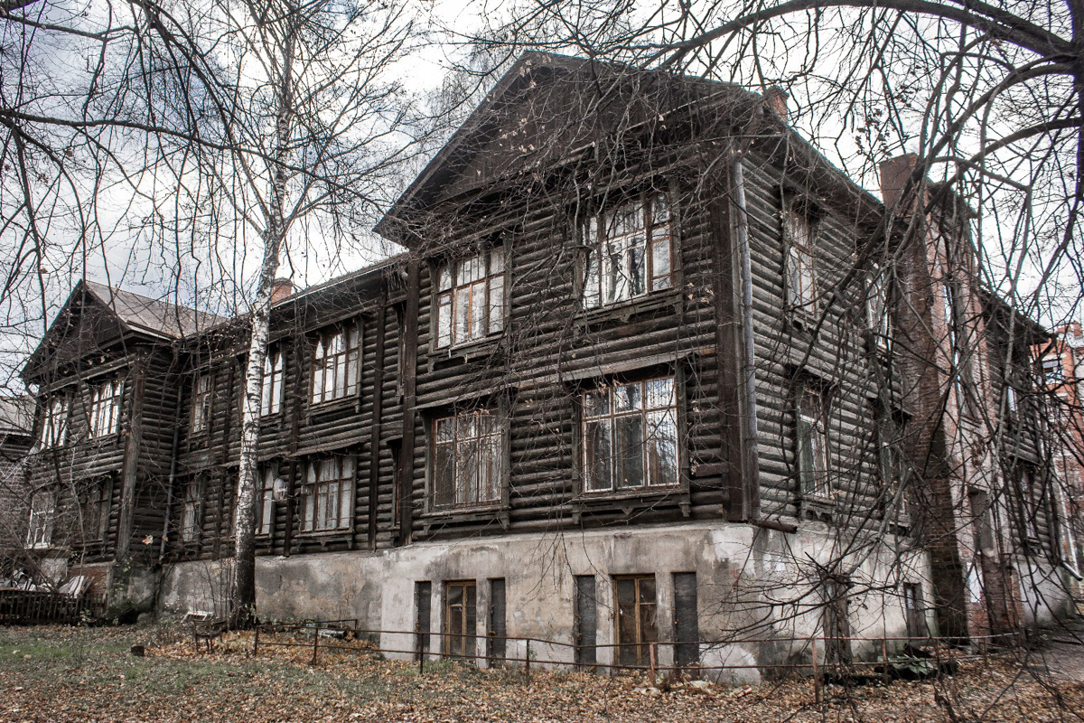 В конце октября паблик «Подслушано во Владимире» собрал масштабные охваты благодаря посту, который предложил местный фотограф Даниил Городничев. На атмосферных снимках старые дома улицы Хирурга Орлова: деревянные, но до сих пор жилые, представители городской архитектуры привлекли внимание пользователей.