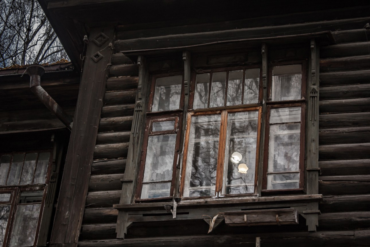 В конце октября паблик «Подслушано во Владимире» собрал масштабные охваты благодаря посту, который предложил местный фотограф Даниил Городничев. На атмосферных снимках старые дома улицы Хирурга Орлова: деревянные, но до сих пор жилые, представители городской архитектуры привлекли внимание пользователей.