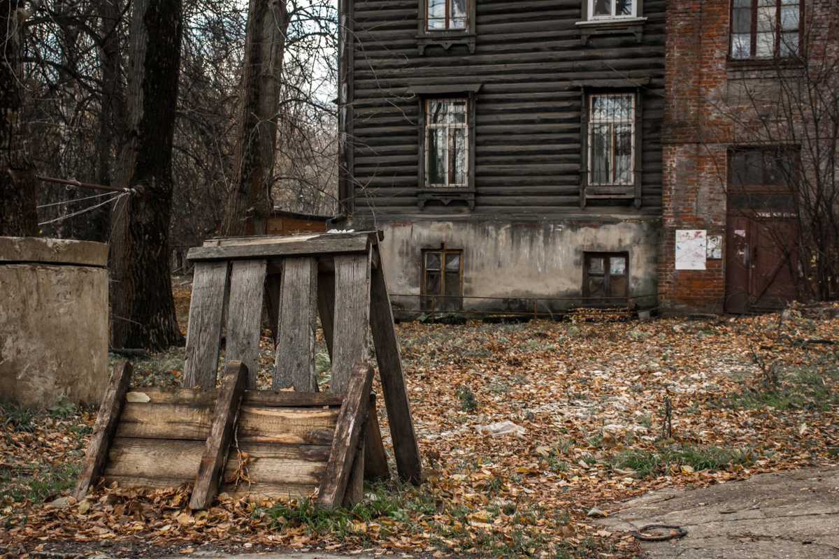 В конце октября паблик «Подслушано во Владимире» собрал масштабные охваты благодаря посту, который предложил местный фотограф Даниил Городничев. На атмосферных снимках старые дома улицы Хирурга Орлова: деревянные, но до сих пор жилые, представители городской архитектуры привлекли внимание пользователей.