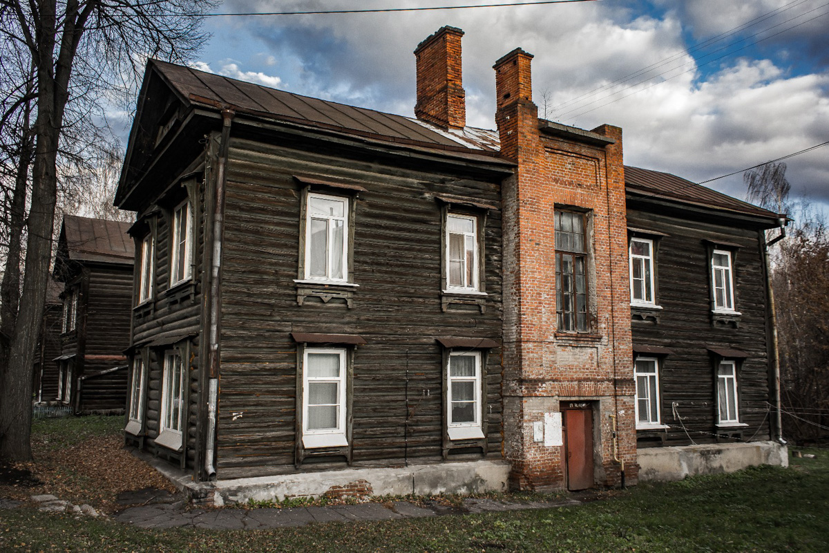 В конце октября паблик «Подслушано во Владимире» собрал масштабные охваты благодаря посту, который предложил местный фотограф Даниил Городничев. На атмосферных снимках старые дома улицы Хирурга Орлова: деревянные, но до сих пор жилые, представители городской архитектуры привлекли внимание пользователей.