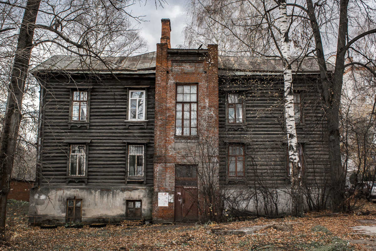 В конце октября паблик «Подслушано во Владимире» собрал масштабные охваты благодаря посту, который предложил местный фотограф Даниил Городничев. На атмосферных снимках старые дома улицы Хирурга Орлова: деревянные, но до сих пор жилые, представители городской архитектуры привлекли внимание пользователей.