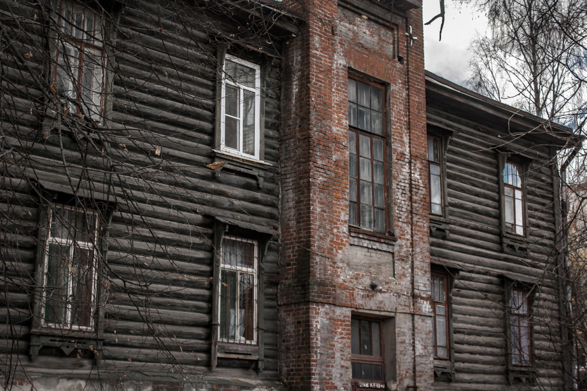 В конце октября паблик «Подслушано во Владимире» собрал масштабные охваты благодаря посту, который предложил местный фотограф Даниил Городничев. На атмосферных снимках старые дома улицы Хирурга Орлова: деревянные, но до сих пор жилые, представители городской архитектуры привлекли внимание пользователей.